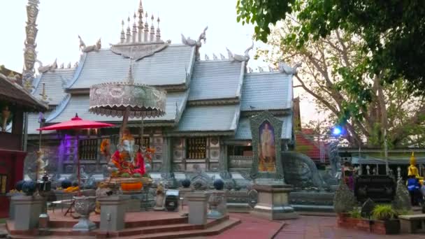 泰国清迈 2019年5月4日 5月4日在清迈 在伟大的银寺 Wat Sri Suphan 建筑群前 加内沙神社 用手工制作的银饰 — 图库视频影像