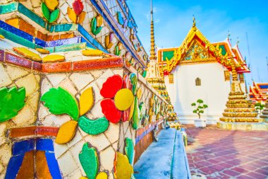 Wat Pho, Bangkok, Tayland padaları üzerinde kiremitli çiçekler