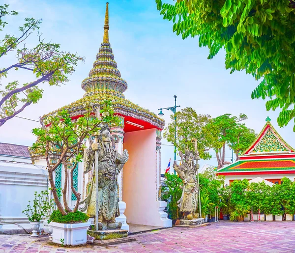 I cancelli colorati nel tempio di Wat Pho, Bangkok, Thailandia — Foto Stock