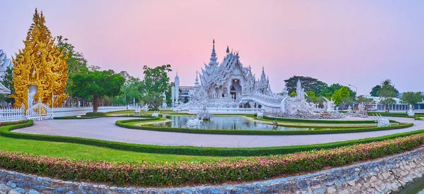 Dämmerungspanorama von weißem Tempel und goldenem Schrein, chiang rai, — Stockfoto