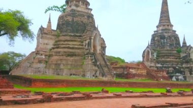 Korunmuş Ceylonese tarzı chedis, tmeples ve mabetler temelleri, Ayutthaya, Tayland ile Wat Phra si Sanphet antik site Walk 