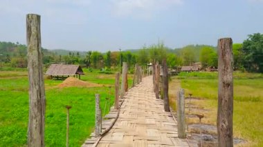 Mae Hong Son banliyösünde, Tayland çeltik tarlalarının ortasında bulunan dar ve kavisli su Tong PAE bambu Köprüsü, Walk