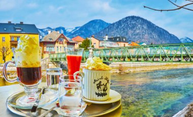 Bad Ischl, Salzkammergut, Avusturya'da kahve içeceklerin tadını çıkarın