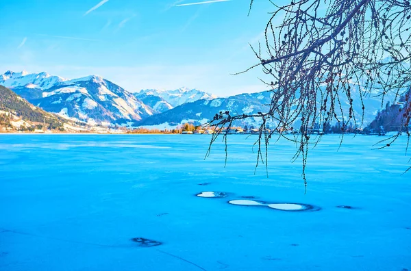 Otwory lodowe na jeziorze Zeller See, Zell am See, Austria — Zdjęcie stockowe