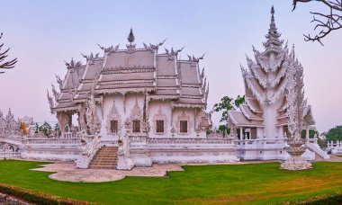 Beyaz Tapınak Ubosot ve Pagoda, Chiang Rai, Tayland