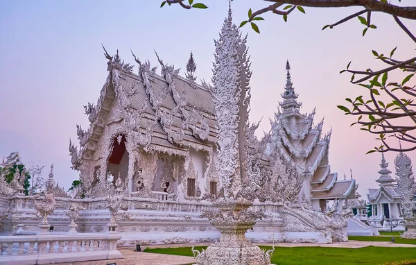 Weißer Tempel im weichen Abendlicht, Chiang Rai, Thailand — Stockfoto