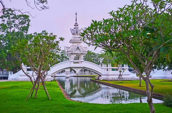 El puente escénico en el jardín del Templo Blanco, Chiang Rai, Tailandés — Foto de Stock