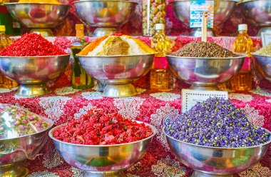 Kurutulmuş çiçekli kaseler, Vakil Çarşısı, Şiraz, İran