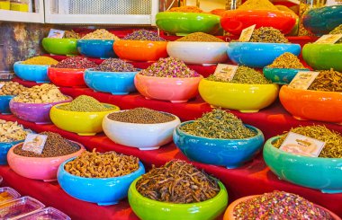 Vakil Bazaar, Shiraz, Iran'daki Farsça baharat mağazalarını keşfedin