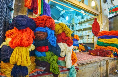 Vakil Çarşısı'nda iplik skeins, Şiraz, İran