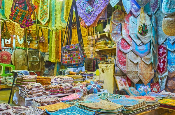 Artículos de seda en Vakil Bazaar, Shiraz, Irán — Foto de Stock