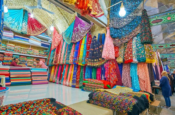 Färgstarka tyger i stall Vakil Bazaar, Shiraz, Iran — Stockfoto