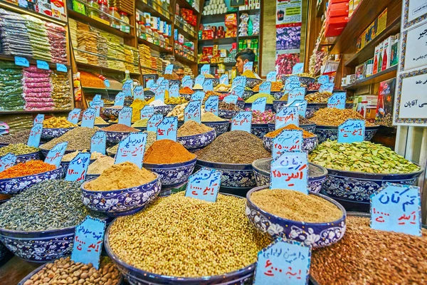 Assortimento in bancarella di spezie, Vakil Bazaar, Shiraz, Iran — Foto Stock