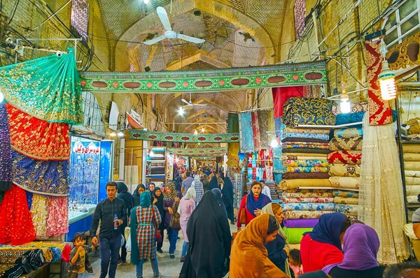 Caminar por la sección textil de Vakil Bazaar, Shiraz, Irán — Foto de Stock