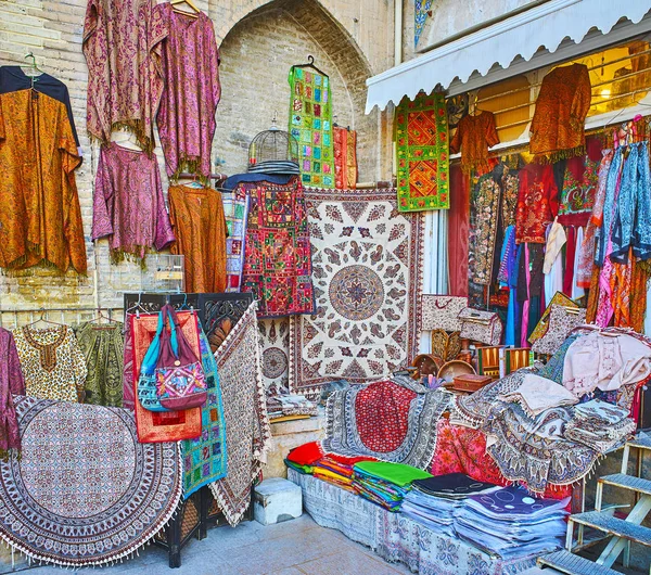 La tienda de productos tradicionales en Vakil Bazaar, Shiraz, Irán — Foto de Stock