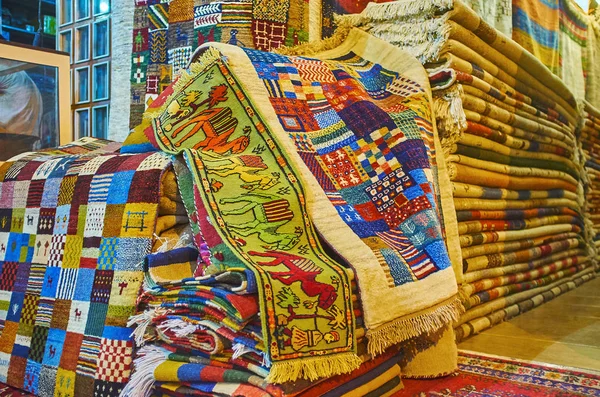 Tapis en laine en Vakil Bazaar, Shiraz, Iran — Photo