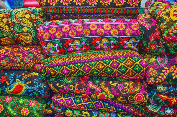 Barevná tapisérie ve Vakil Bazaar, Shiraz, Írán — Stock fotografie