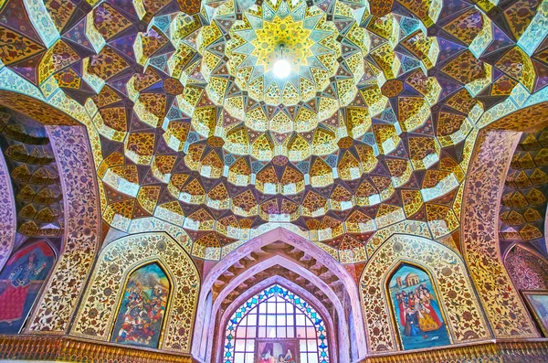 La cúpula de muqarnas en el museo Pars, Shiraz, Irán —  Fotos de Stock