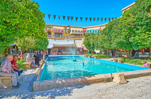 Take a rest in garden of Saraye Moshir Bazaar, Shiraz, Iran — Stock Photo, Image