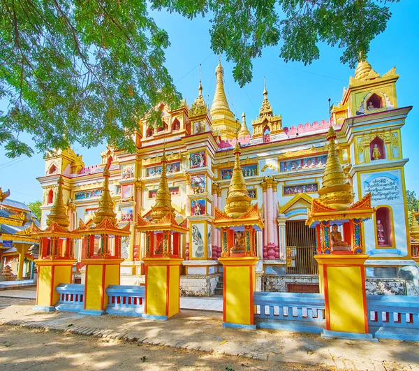 Buddha Imágenes frente al templo, Monasterio de Thanboddhay, Lun —  Fotos de Stock