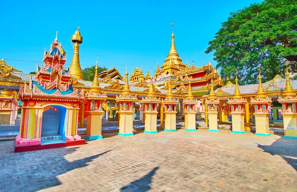 Bland helgedomar i Thanboddhay kloster, Monywa, Myanmar — Stockfoto