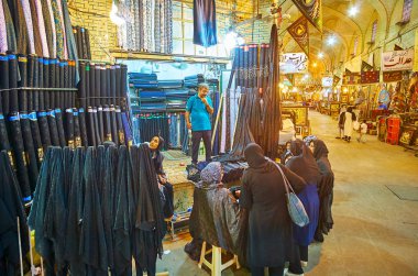 Vakil Çarşısı tekstil mağazasında kadınlar, Şiraz, İran