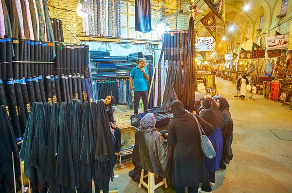 바킬 바자르, 시라즈, 이란의 섬유 상점에서 여성 — 스톡 사진