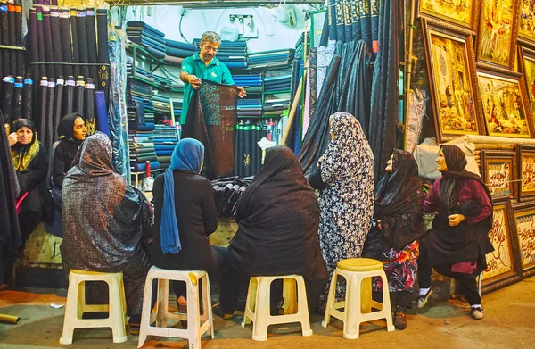 Ομάδα γυναικών επιλέγει τα κλωστοϋφαντουργικά προϊόντα, παζάρι Vakil, Σιράζ, Ιράν — Φωτογραφία Αρχείου