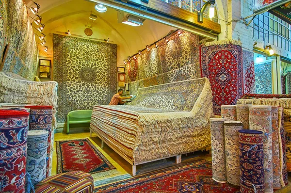 Cientos de alfombras persas, Shiraz, Irán — Foto de Stock