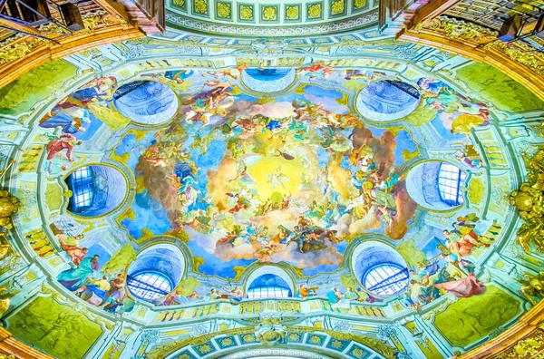 Los frescos en la cúpula de la Biblioteca Nacional en Viena, Austria — Foto de Stock