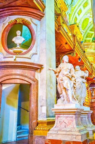 Die Statuen in der Nationalbibliothek in Wien, Österreich — Stockfoto