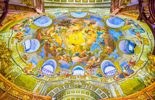 Nádherný strop Rakouské národní knihovny ve Vídni — Stock fotografie