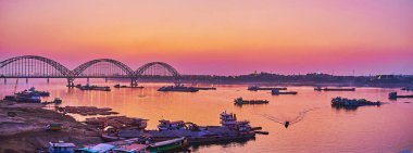 Irrawaddy nehri panoraması ve Yeni Sagaing köprüsü, Mandalay, Benim