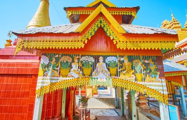 Thanboddhay manastır tapınağının ahşap kapısı, Monywa, Myanmar
