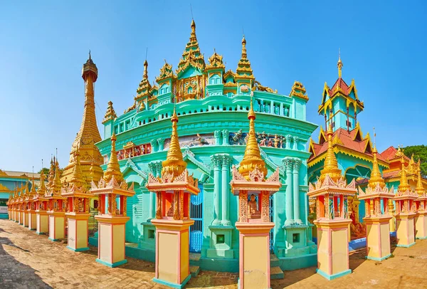 Panorama con tempio e pagoda del monastero di Thanboddhay, Monywa — Foto Stock
