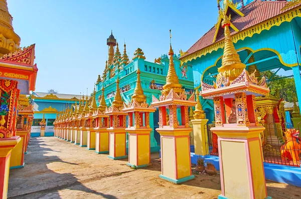 Linha de colunas no mosteiro de Thanboddhay, Monywa, Mianmar — Fotografia de Stock