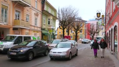 Bad Ischl, Avusturya - 20 Şubat 2019: 20 Şubat'ta Bad Ischl'de tarihi yapılar ve mağazalarla dolu Kreuzplatz'daki yoğun trafik.