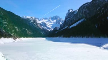 Dondurulmuş Gosausee Gölü etrafında fantastik alp manzarası-gün güneşli kış havalarda yürüyüşler için mükemmel bir yer, Gosau, Salzkammergut, Avusturya