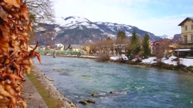 Hızlı Traun Nehri, karlı dağlar, tarihi yapı ve yeşil Elizabethbrucke Köprüsü, Bad Ischl, Salzkammergut, Avusturya Esplanade dolgu gelen görünümü