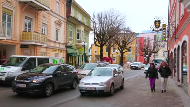 오스트리아 2019년 20일 역사적인 건물과 상점이 줄지어 크로이츠플라츠의 교통체증 20일 — 비디오
