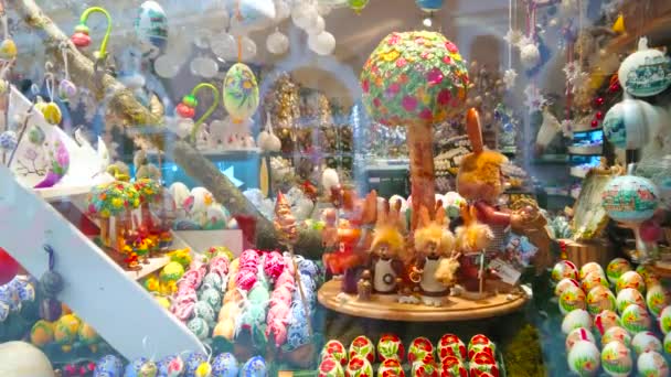 ザルツブルク オーストリア 2019年2月27日 伝統的なイースターのおもちゃ 塗装された卵 木製のイースターバニーとスピニングオルゴールを持つ手工芸品店のショーケース 2月27日にザルツブルクで — ストック動画