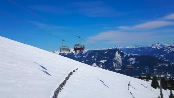 Rida Längs Rutten Stollift Som Sträcker Sig Längs Den Snöiga — Stockvideo