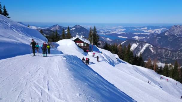 Gilden Austria February 2019 Group Skiers Goes Snowy Piste Zwolferhorn — Stock Video