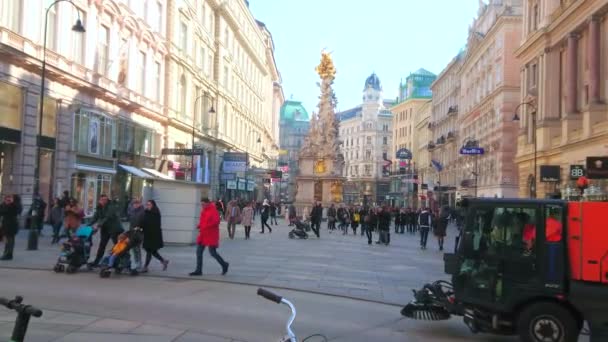 Wiedeń Austria Lutego 2019 Zamiatarka Samochód Strażacki Przejazd Przez Zatłoczonej — Wideo stockowe