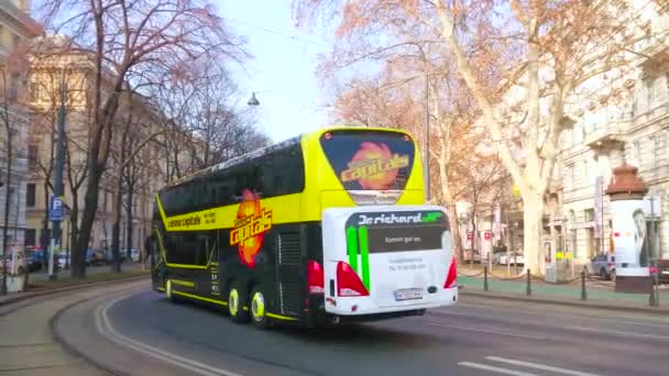 Vídeň Rakousko 2019 Moderní Autobusová Veřejná Tramvaj Stromech Nádherné Atrakce — Stock video