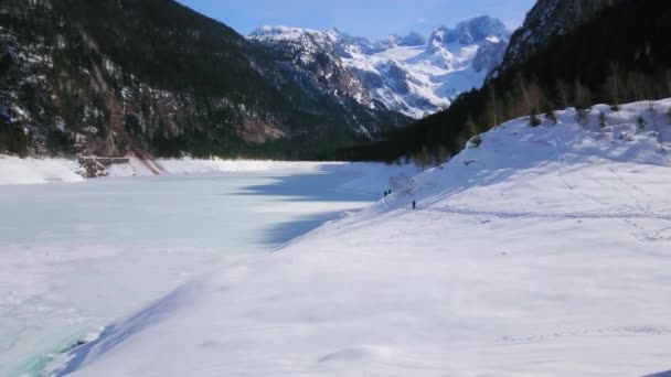 Malebný Bílý Zasněžený Břeh Highland Gosausee Pokrytý Ledem Ukrytý Mezi — Stock video