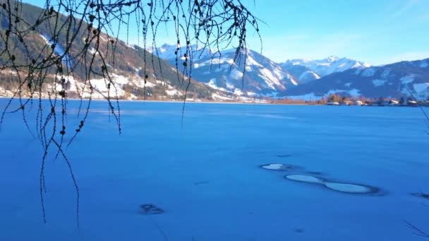泽勒风景秀丽的蓝色冰冻表面看到湖与小冰洞和雪阿尔卑斯山的背景 泽尔姆看到 奥地利 — 图库视频影像