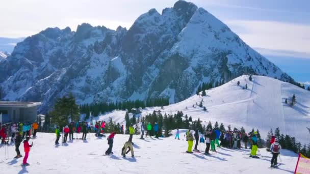 Gosau Austria Febrero 2019 Los Numerosos Esquiadores Navegantes Cima Del — Vídeo de stock