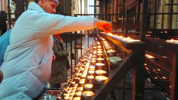 Viena Austria Febrero 2019 Gente Enciende Las Velas Altar Lateral — Vídeos de Stock