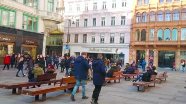 Viyana, Avusturya-17 Şubat 2019: çok sayıda restoran, açık hava terasları ve turistlerin bulunduğu Graben Sokağı, butikler boyunca yürüyüş, 17 Şubat, Viyana